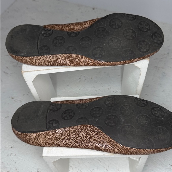 Tori Burch light bronze signature, ballet flats barely worn sz 6 with gold logo! - Picture 5 of 7